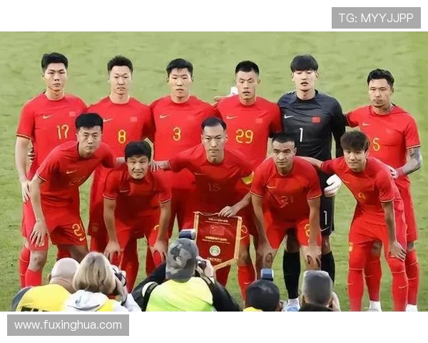 中国足球队备战世预赛 新主帅首次亮相强调团队合作与战术执行